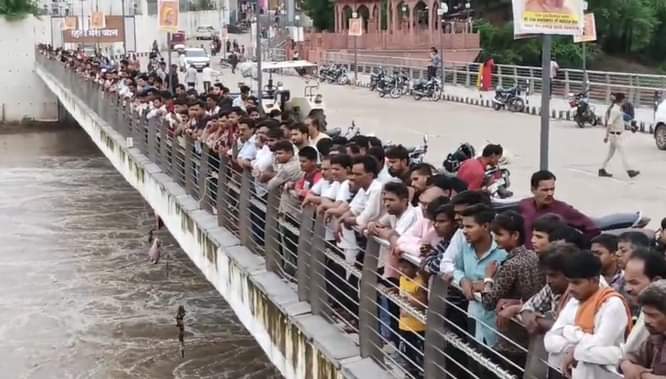 मौके पर लगी भीड़