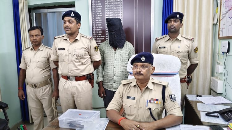 Bihar News: होटल संचालक हत्याकांड का मुख्य शूटर गिरफ्तार, चप्पल और CCTV से हुई पहचान; कट्टा-कारतूस बरामद
