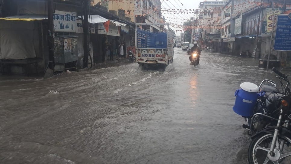 Heavy rain in Rajsamand, two cars washed away in water