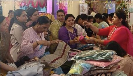 Women bought green bangles in the Sawan fair