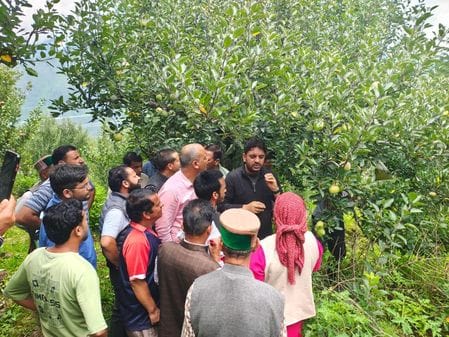 The team inspected the gardens in Rampur