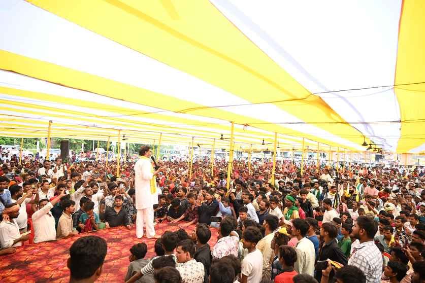 सभा को संबोधित करते जन सुराज पार्टी के संस्थापक प्रशांत किशोर।जनसभा में जुटी लोगों की भीड़।