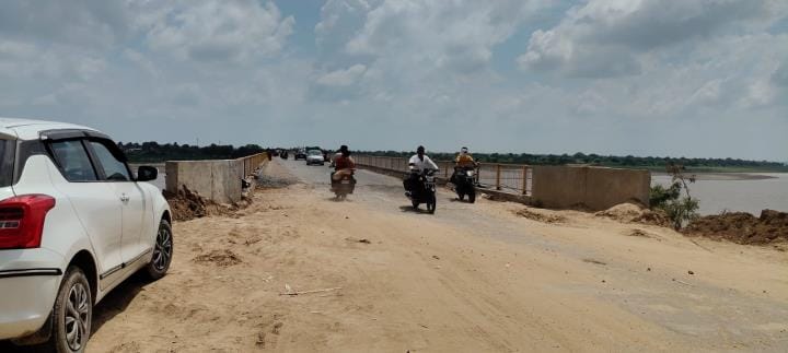 The distance between Auraiya and Jalaun has become 80 km due to the closure of the bridge