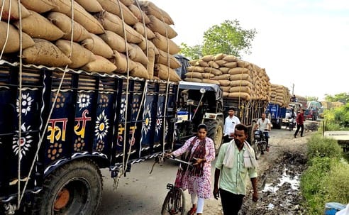 Hundreds of vehicles stuck in traffic jam on Kadar Chowk Road