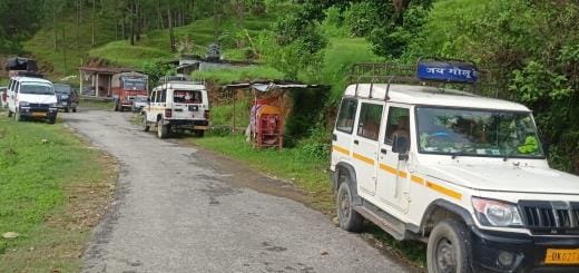 Road broken due to landslide, drivers' livelihood in danger