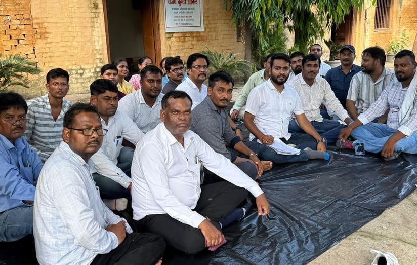 Action should be taken against guilty officials, financial help should be given to the family