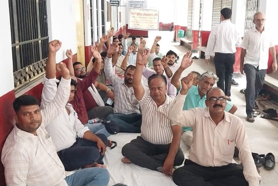 Lekhpals staged a sit-in protest in tehsils
