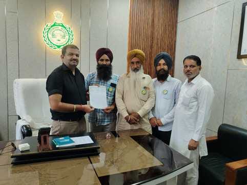 Farmers submitted a memorandum demanding stubble management