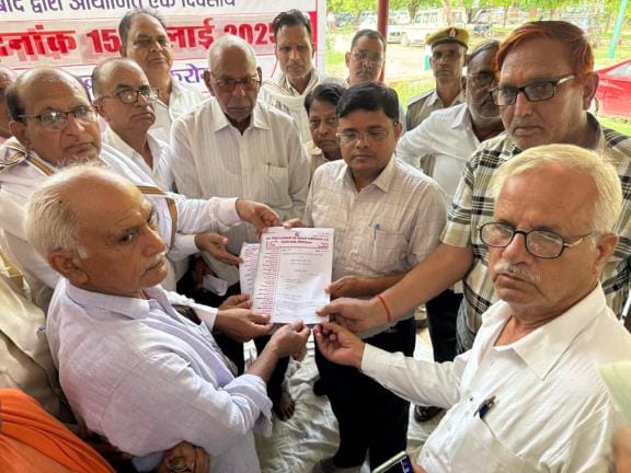 Retired employees and pensioners demonstrated at Vikas Bhavan