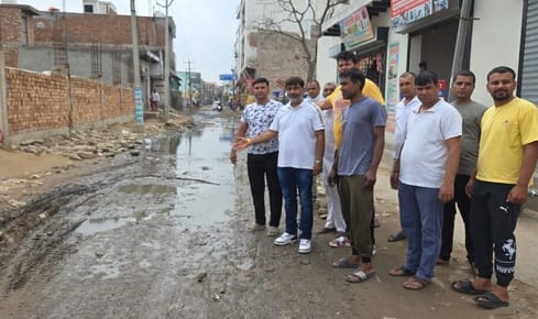 Excavation of Parnaala-Hasanpur road became a problem, demand of action against contractor and XEN