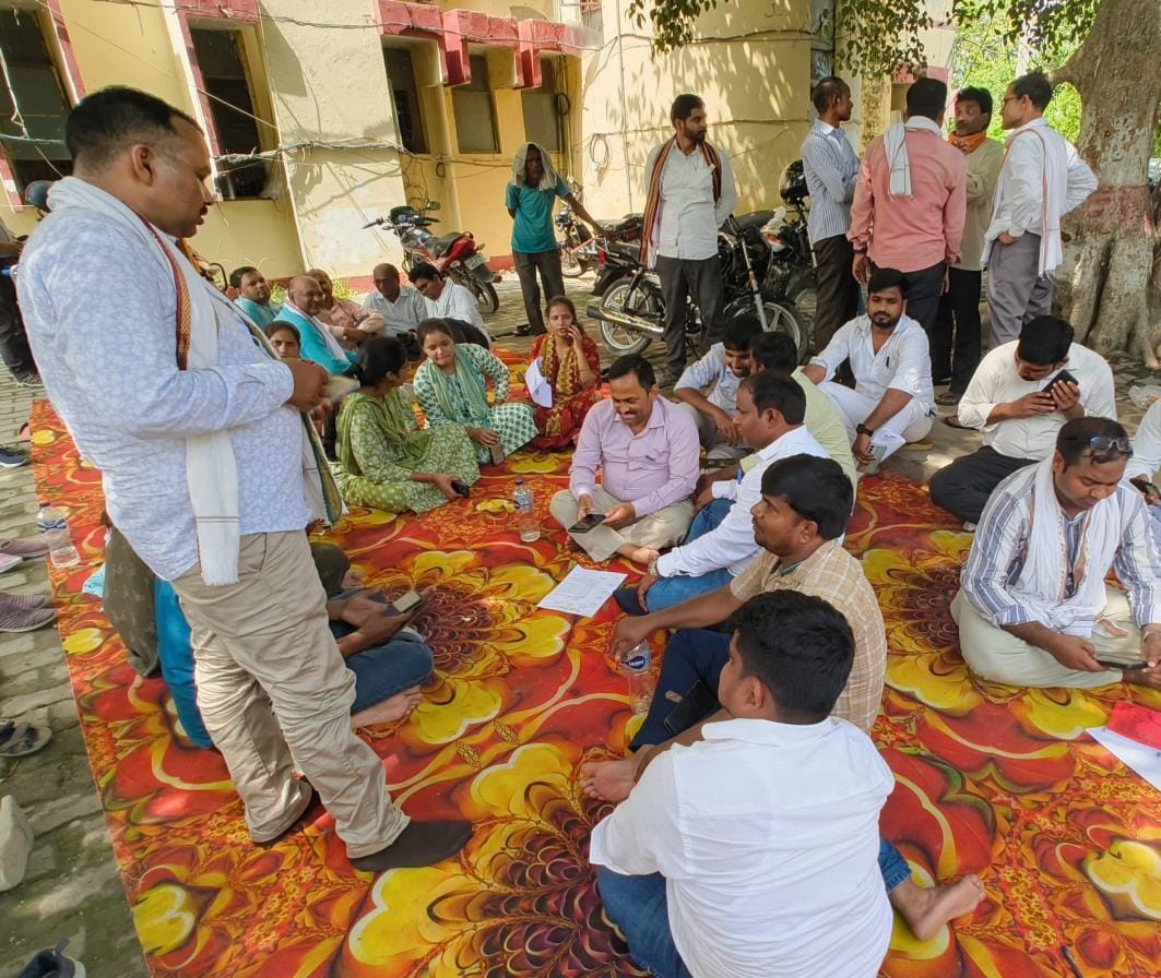Lekhpals sit on strike against Hapur DM