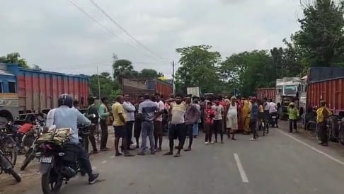 Bihar: ट्रैक्टर ने साइकिल सवार दादा-पोता को मारी टक्कर, दादा की मौत, पोता घायल; लोगों ने सड़क किया जाम