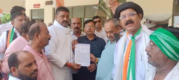 Foot march in Varanasi against FIR on Congress state president