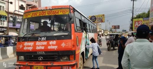 E-rickshaw-auto driver unrestrained, pedestrians in distress