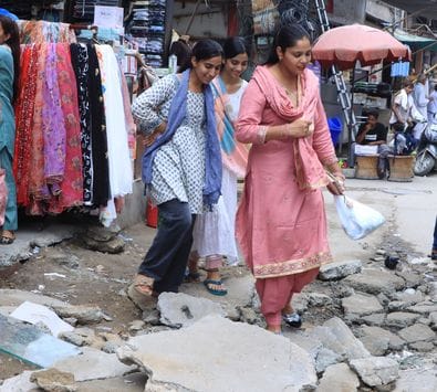 Protest against erection of pillars without map in Kila Road market, work stopped for two hours, police had to be called