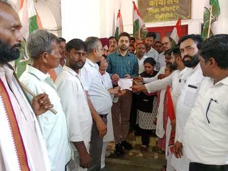 Congress protests against the case against Ajay Rai, submits memorandum to the Governor