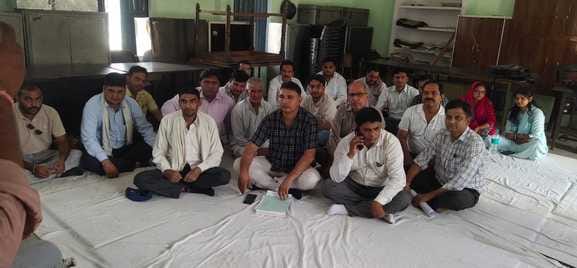 Anger over the death of Lekhpal in Hapur, Dharna in Shamli Tehsil