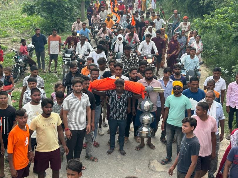 Shiva temple resounded with cheers, Mahadev was offered water