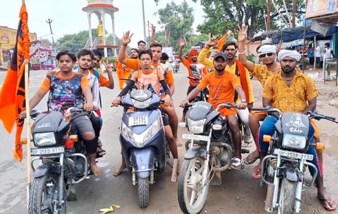 Bhole's devotees gathered on the highway before Jalabhishek