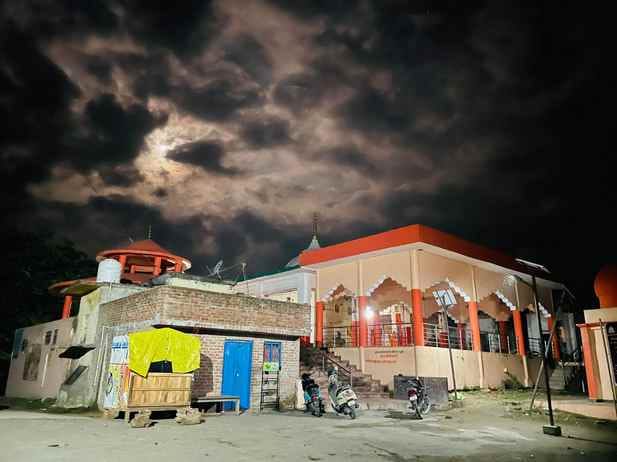 The Parasnath Shiva temple of Madhiya Ghat is from the time of Mahabharata