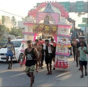 Shiv devotees are running with the chanting of Bam Bhole