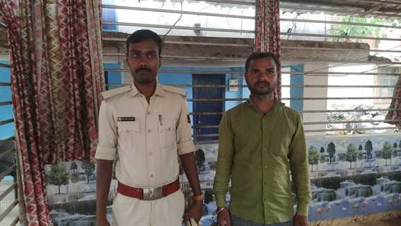 पुलिस की गिरफ्त में आरोपी।