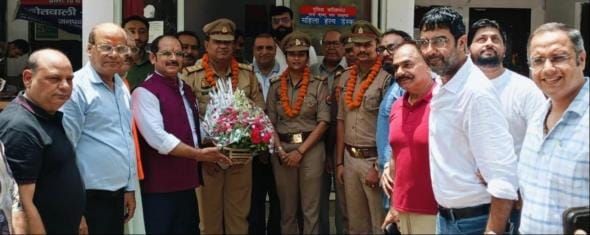 The traders honored the police team