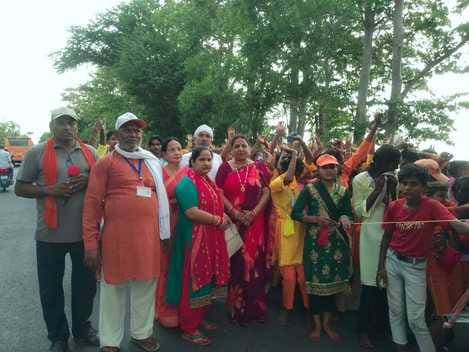 A group of 501 women kanwariyas left for Gola