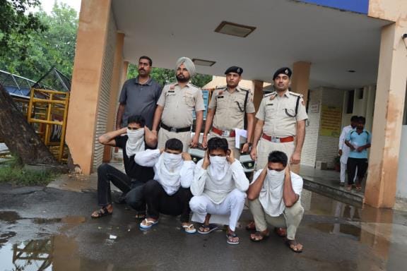 Gang that emptied bank accounts by stealing mobile phones caught, four arrested