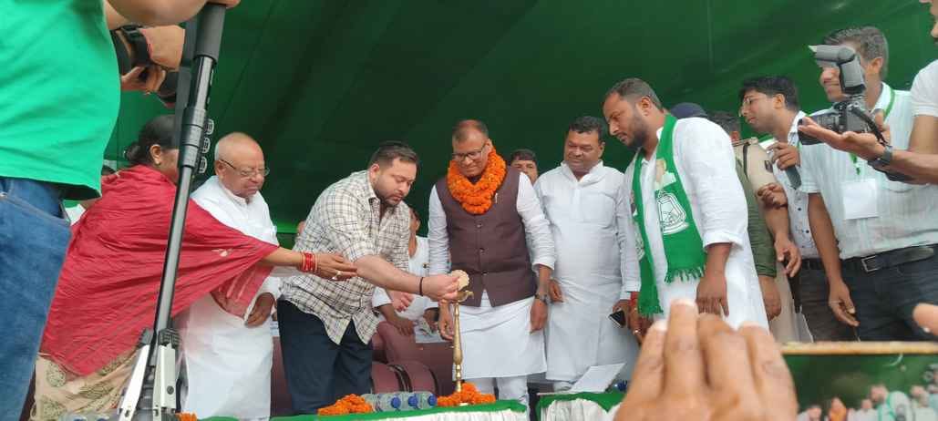 सुपौल में कार्यक्रम का शुभारंभ करते तेजस्वी यादव व अन्य।सभा में लोगों का अभिवादन करते तेजस्वी