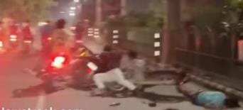 Three bikes lost control and overturned while performing stunts, five injured