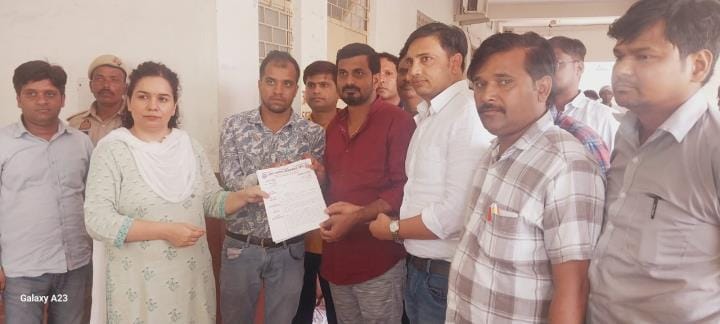 Lekhpals demonstrated in tehsils, raised slogans