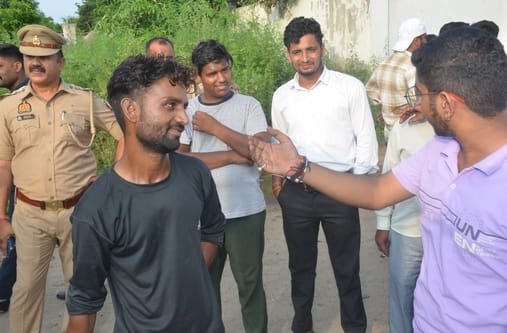 Bajrang Dal workers create ruckus on suspicion of carrying meat in a pickup on Kanwar route