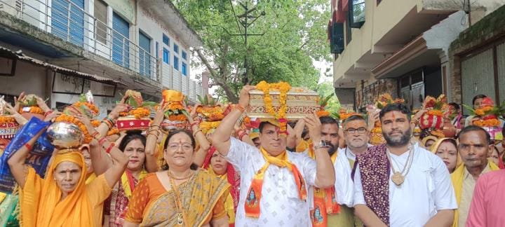Before the Shiv Puran story, the Kalash Yatra started with pomp and show