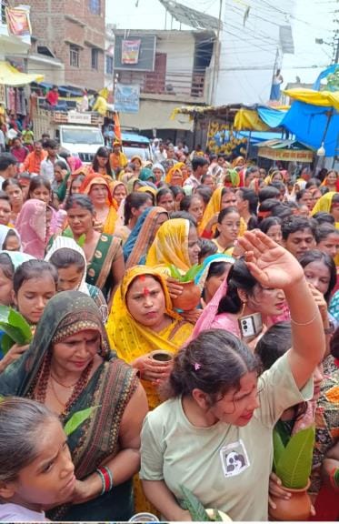 Floods of faith flooded in the procession.