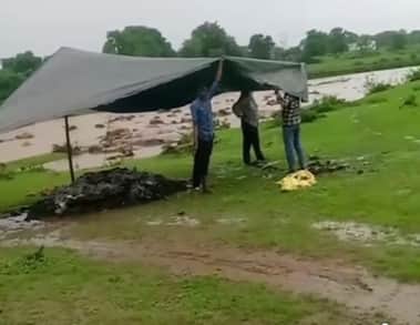 shivpuri-Shameful situation, Vikas's secret exposed, last rites had to be performed by spreading tarpaulin