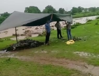 तिरपाल तानकर होता अंतिम संस्कार