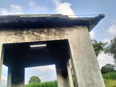 Administration's move is slow, rain may cool down the funeral pyre
