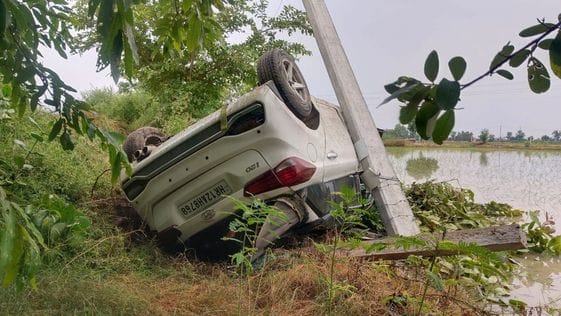 Car overturned in the fields, two youths from Rohtak injured