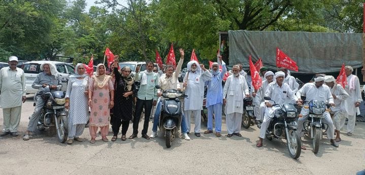 Farmers took out a bike rally to protest against the shortage of fertilizers