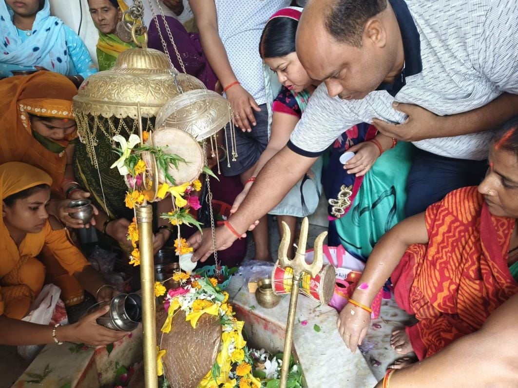 Devotees gathered in Shiva temples and performed Jalabhishek