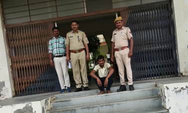 अरथूना थाना पुलिस की गिरफ्त में आरोपी।
