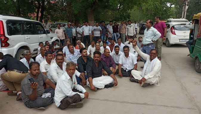 बंद घर में बुजुर्ग दंपति के शव मिले, समाज के लोगों ने दिया धरना