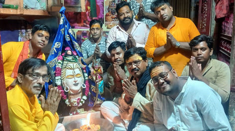 The devotees decorated Mahakaal and offered chola to Hanumanji