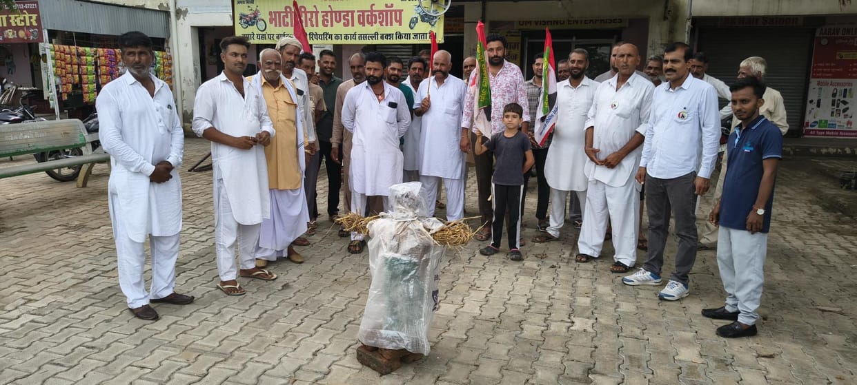 Farmers burnt the effigy of the state government over the shortage of DAP-urea
