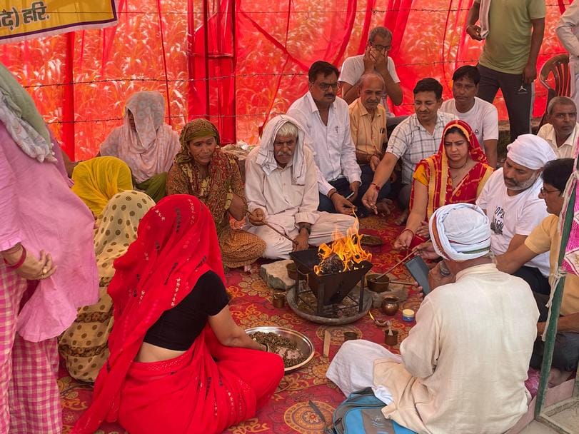 Hawan was performed in Dhanaunda for purification of the contractor's intellect