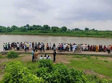 नदी के आसपास लगी ग्रामीणें की भीड़।