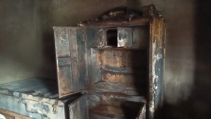 Three and a half lakh rupees cash and jewellery shop stolen from gallery, fire in room