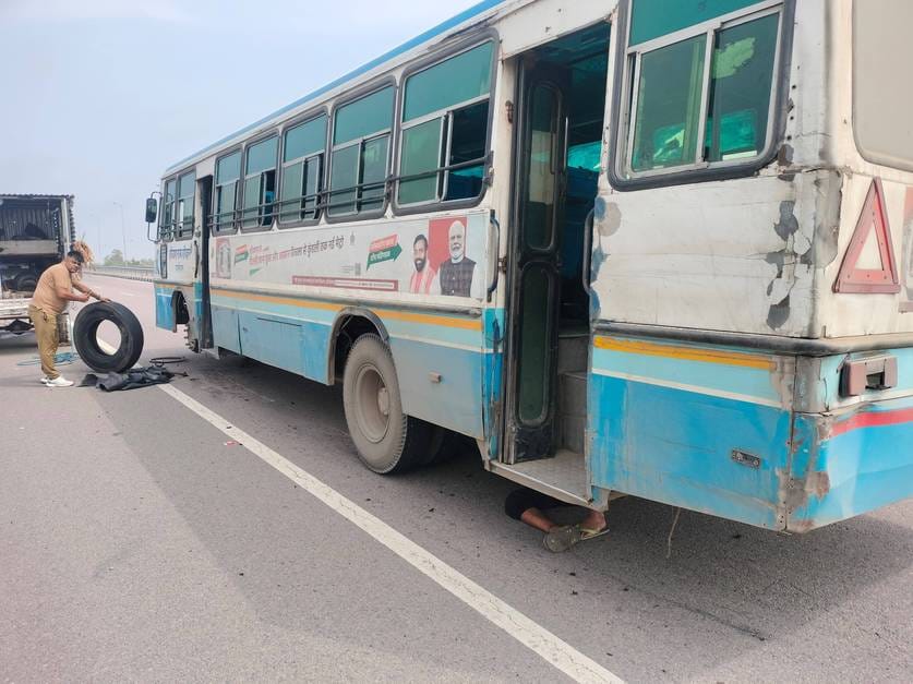 The tyre of a roadways bus going from Panipat to Sirsa burst