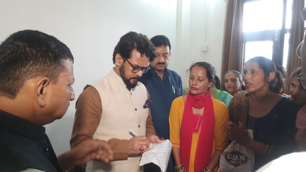 Parents of KV students met Anurag Thakur